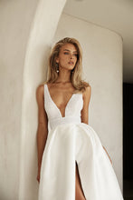 Load image into Gallery viewer, Jane Hill Bridal - York Dress - Size 10/12 Sample Sale Dress
